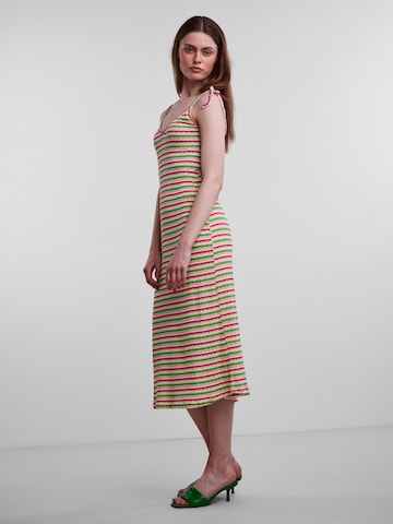 PIECES فستان صيفي 'Sadie' بلون ألوان ثانوية