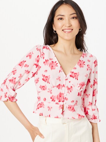 The Frolic Blouse in Roze: voorkant