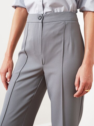 Regular Pantaloni cu dungă de la Trendyol pe gri