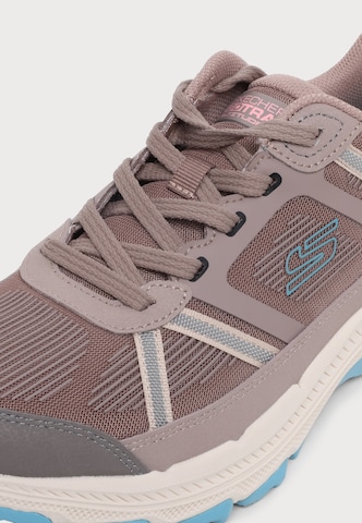 Baskets basses 'GO RUN TRAIL ALTITUDE 2.0-RED' SKECHERS en gris