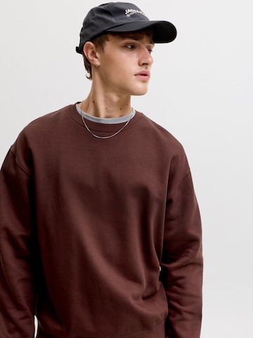 Sweat-shirt 'JJEACE' JACK & JONES en marron