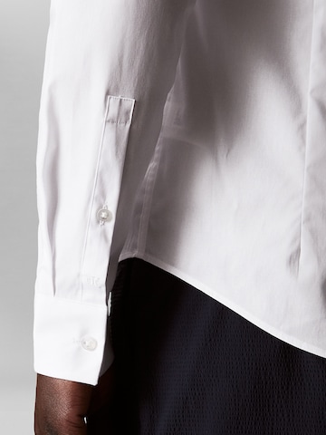 Calvin Klein - Super Slim Fit Camisa 'Essential' em branco
