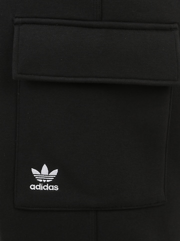 ADIDAS ORIGINALS Tapered Παντελόνι cargo 'Ess' σε μαύρο