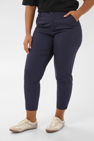 Coupe slim Pantalon 'LEANA' KAFFE CURVE en gris : devant