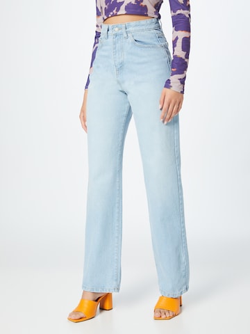 Nasty Gal Regular Jeans in Blue: front