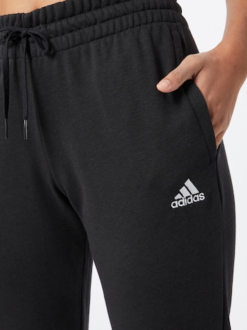 ADIDAS SPORTSWEAR Широка кройка Спортен панталон 'Essentials French Terry Logo' в черно