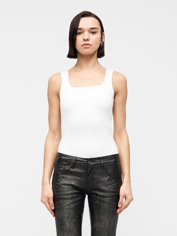 balts PIECES Topiņš 'PCLULA': no priekšpuses