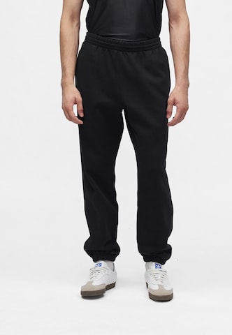 ADIDAS ORIGINALS Tapered Παντελόνι σε μαύρο: μπροστά