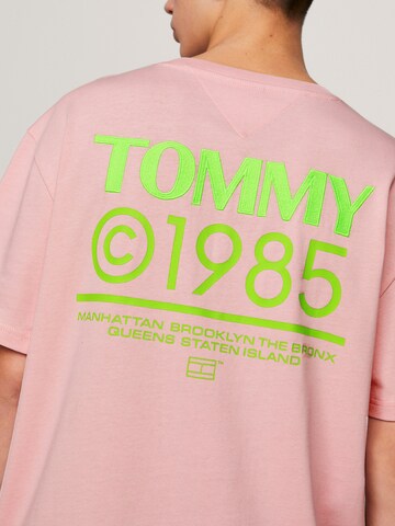 Tommy Jeans T-Shirt '1985 Collection' in Pink