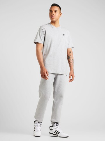 ADIDAS ORIGINALS - Tapered Pantalón 'Essential' en gris