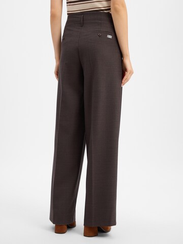 Cambio Regular Pleat-front trousers 'Addison' in Brown