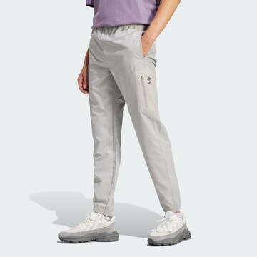 Effilé Pantalon cargo 'Utility' ADIDAS ORIGINALS en gris : devant