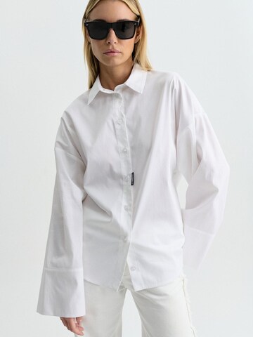 FEMSSY Oversized bluse 'CLARA SHIRT WHITE' i hvid