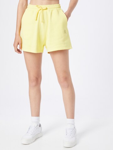 Regular Pantalon 'Chroma' NU-IN en jaune : devant