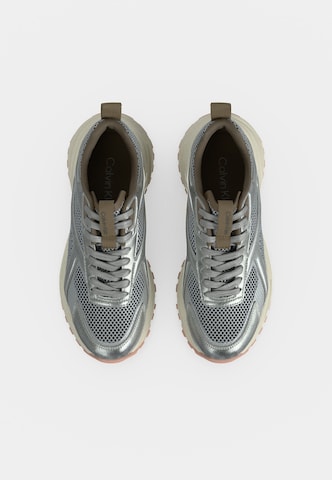 Baskets basses 'HIKE RUNN' Calvin Klein en argent : au dessus