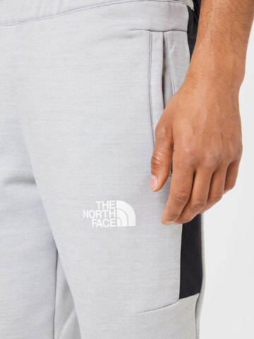 THE NORTH FACE Tapered Sporthose in Grau