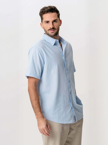 Chemise ' Linen Blend ' TEESHOPPEN en bleu : devant