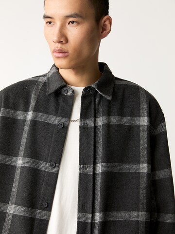 Pull&Bear Comfort Fit Skjorta i svart