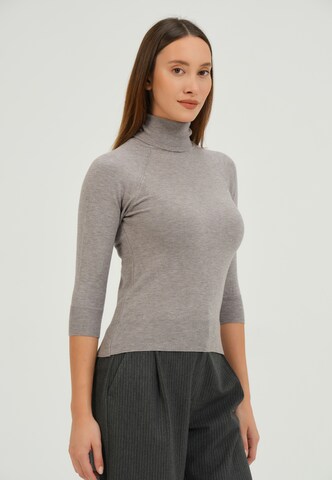 Basics and More Pullover in Grau