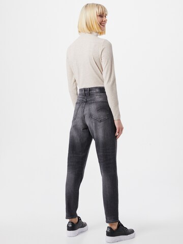 G-Star RAW Tapered Mom Jeans 'Janeh' in Grau