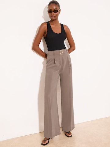 Wide leg Pantaloni con pieghe di Lipsy in marrone