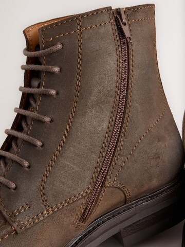 Next - Botas com atacadores em castanho