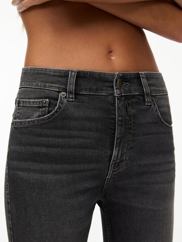 Skinny Jeans di Pull&Bear in grigio