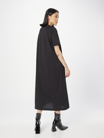 Robe 'LYINA' minimum en noir