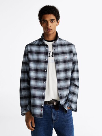 Tommy Jeans Regular fit Button Up Shirt in Blue: front