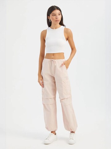 Hiccup - Tapered Calças cargo em rosa