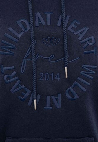Zwillingsherz Sweatshirt 'WILD AT HEART' in Blauw