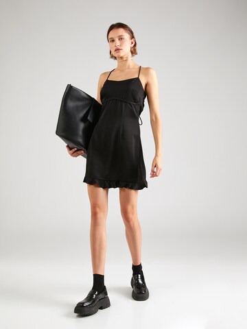 Rochie de la Nasty Gal pe negru