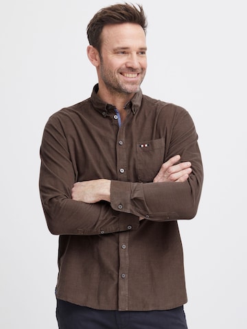FQ1924 - Ajuste regular Camisa 'Steven' en marrón: frente