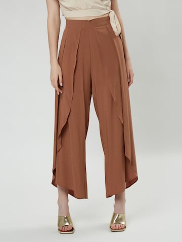 Influencer Loose fit Pleated Pants in Brown: front