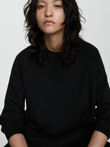 MANGO Sweatshirt i svart