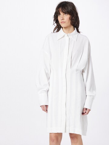 Robe-chemise 'Lana' Gina Tricot en blanc : devant