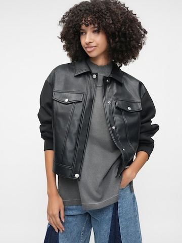 Geacă de primăvară-toamnă de la KARL LAGERFELD JEANS pe negru