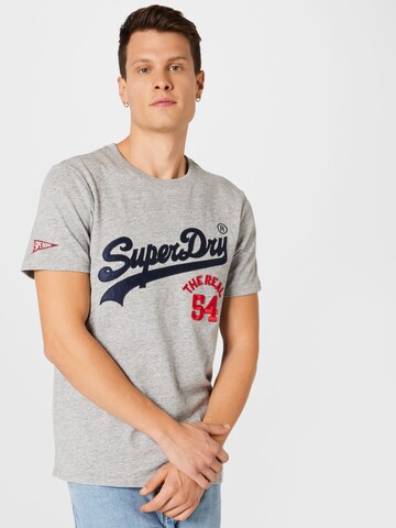 Superdry Tričko 'SOURCE' – šedá: přední strana