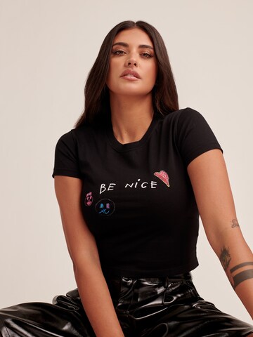ABOUT YOU x Antonia T-shirt 'Allie' i svart: framsida