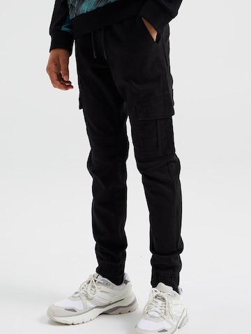 WE Fashion Regular Trousers in Black: front