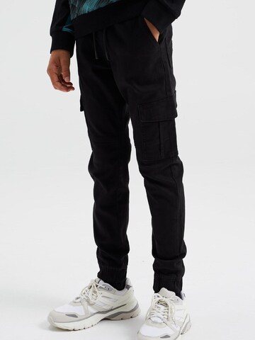 WE Fashion Regular Pants in Black: front