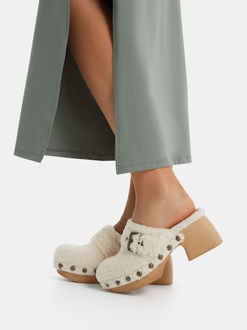 Clogs di Bershka in bianco