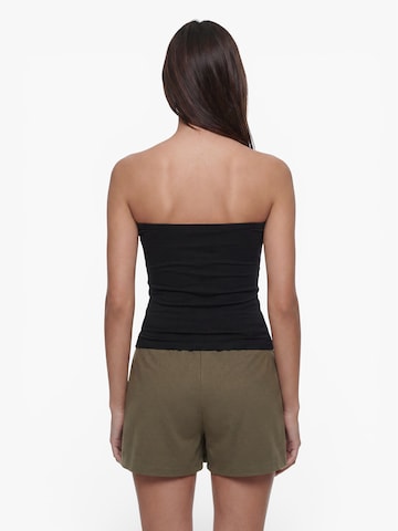 Top 'Nina' de la studioselect pe negru