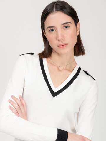 balta Influencer Megztinis