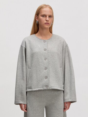 Veste de survêtement 'Jilian' EDITED en gris : devant