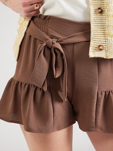 ABOUT YOU Szabványos Nadrág 'Betty' - barna