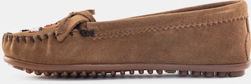 Minnetonka Mocassins 'Thunderbird' in Bruin: voorkant