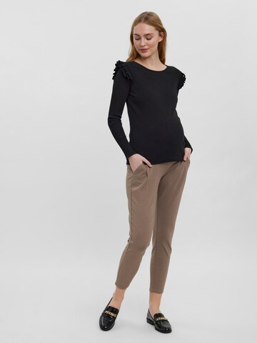 Vero Moda Maternity Slimfit Kalhoty se sklady v pase 'Bailey' – hnědá