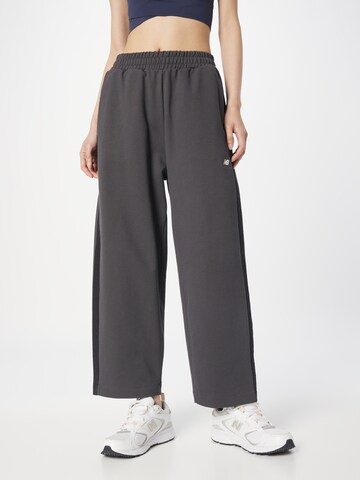 Wide Leg Pantalon new balance en gris : devant