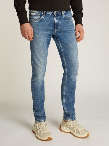 Calvin Klein JeansSlimfit Traperice - plava boja: prednji dio
